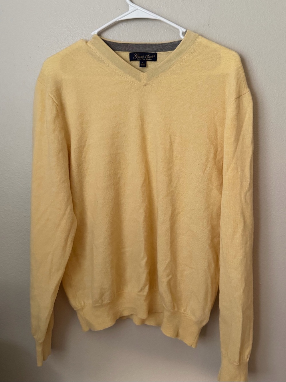 Garrett Scott Fine Merino Wool Men's V-Neck Sweater - Pale Yellow Size L